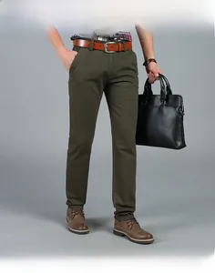 Vista dettagliata dei pantaloni dritti casual business da uomo verde oliva con cintura.