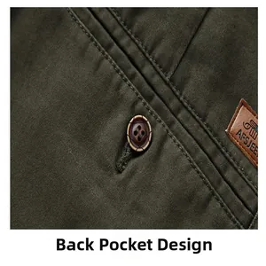 Vista macro del dettaglio della tasca posteriore su pantaloni casual da uomo verde oliva