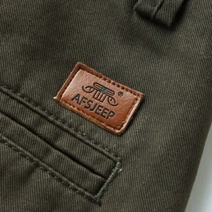 Gros plan d'un pantalon décontracté vert olive pour homme avec patch en cuir AFSJEEP
