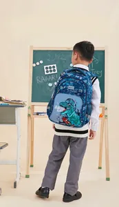 Mochila escolar azul para niños con estampado de dinosaurios en una clase de escuela