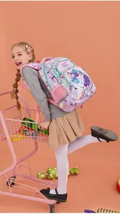 Detalle de una mochila de unicornio púrpura llevada por una niña en un entorno alegre.
