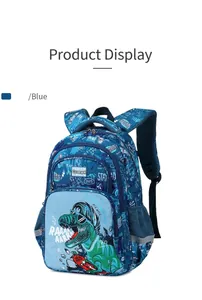 Vista detallada de mochila escolar azul con gráfico de dinosaurio y diseño ergonómico infantil