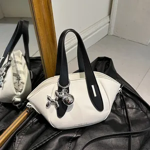 Sac à main seau blanc tendance pour femme avec anses noires et breloque chien ballon