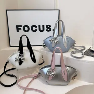 Sacs à bandoulière tendance pour femmes en plusieurs couleurs avec breloque chien.