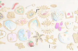 Gros plan de divers breloques en émail coloré et plaqué or pour accessoires de bijoux