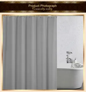 Minimalistisch grijs waterdicht PEVA douchegordijn hangend in een moderne badkamer