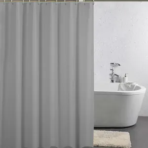 Grijze waterdichte PEVA douchegordijn in een moderne minimalistische badkameromgeving