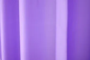 Detailopname van de textuur van een paars waterdicht en schimmelbestendig PEVA douchegordijn