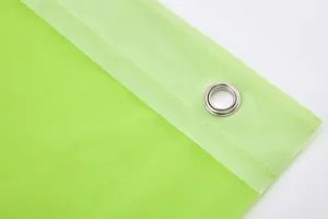 Detail van limoengroen waterdicht PEVA douchegordijn met duurzame metalen ring