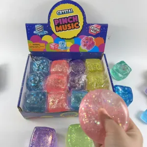 Detail eines farbenfrohen, langsam zurückfedernden Eiswürfel-Quetschspielzeugs in der Box