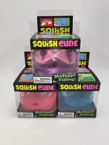 Detail von bunten Maltose-Squish-Cube-Stressabbau-Spielzeugen in der Verpackung.