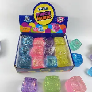Detailansicht bunter, durchsichtiger Eiswürfel-Squishy-Spielzeuge in einem Displaykarton.