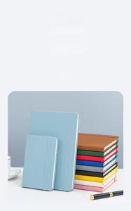 Vue détaillée de carnets en similicuir A5 colorés avec élastique, en tailles variées.