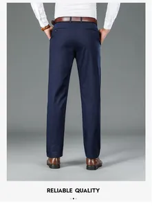 Vista posteriore dei pantaloni casual blu scuro con taglio dritto e design a vita alta