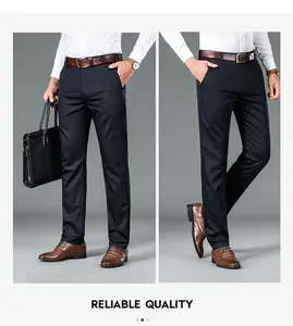 Dettaglio dei pantaloni casual blu navy da uomo caratterizzati da un taglio dritto