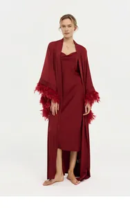 Peignoir élégant en satin rouge foncé avec bordure en plumes luxueuses pour demoiselles.
