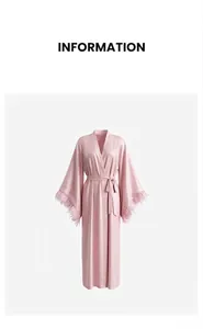 Vue détaillée du peignoir long en satin rose avec bordure en plumes
