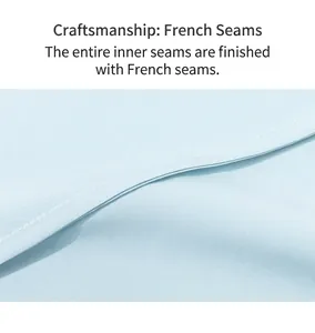 Vue détaillée de la couture rabattue de qualité sur un peignoir en soie bleu clair.