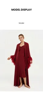 Présentation du modèle d'un peignoir de luxe rouge foncé avec plumes et mesures