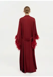 Vue arrière d'un élégant peignoir long bordeaux chic avec bordure en plumes de luxe