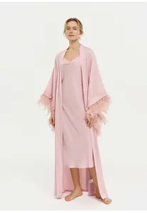 Peignoir long élégant en soie rose avec luxueuses manches bordées de plumes