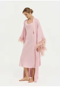 Peignoir en soie rose élégant avec poignets en plumes luxueuses pour demoiselles d'honneur.