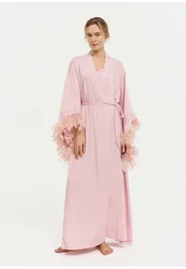 Vue détaillée d'un peignoir en satin rose élégant avec garniture en plumes luxueuse