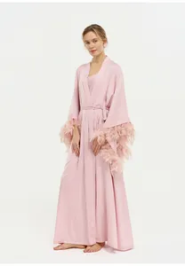 Élégant peignoir long en satin rose avec bordure en plumes luxueuse pour mariages