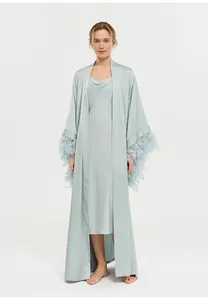 Vue complète d'un peignoir en satin bleu clair avec des détails en plumes