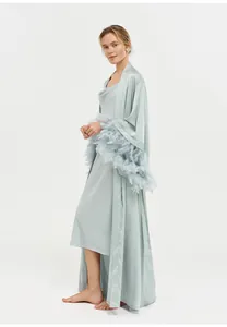 Robe longue élégante en satin de soie bleu clair avec poignets en plumes de luxe