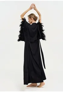 Vue arrière d'un peignoir noir élégant avec des plumes luxueuses sur les manches.