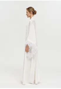 Peignoir long élégant en satin blanc pour mariée avec détails luxueux en plumes aux manches