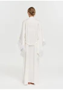 Vue de dos du peignoir de mariée élégant en satin blanc avec poignets en plumes de luxe