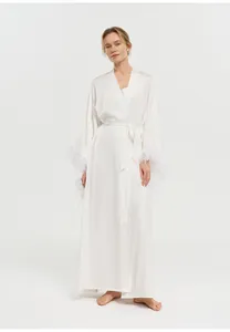 Vue complète d'une élégante robe de chambre en satin blanc avec détails de plumes de luxe.