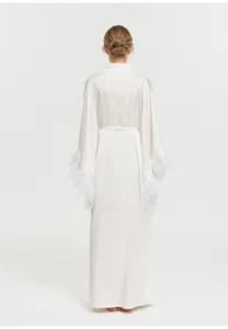 Vue arrière d'un peignoir en soie blanche avec détails de plumes sur les manches kimono larges