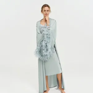 Peignoir élégant en satin bleu clair avec garniture en plumes luxueuses pour femme