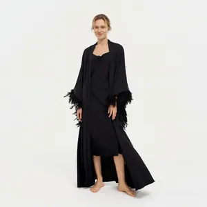 Peignoir élégant en satin noir avec bordure en plumes de luxe pour mariées et demoiselles d'honneur