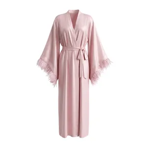 Élégant peignoir long en satin rose pour femme avec plumes, idéal pour robe de chambre mariée