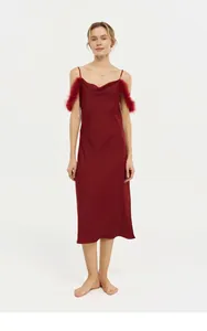 Vue complète d'une élégante nuisette en satin rouge avec bordures de plumes aux épaules