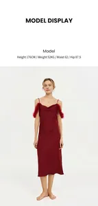 Détail d'une nuisette en satin bordeaux avec col bénitier et bretelles en plumes douces.