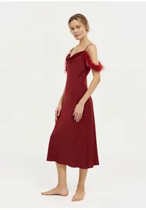 Vue complète de l'élégante chemise de nuit en satin rouge avec col bénitier et plumes
