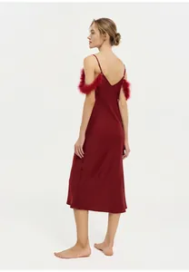 Élégante vue arrière d'une nuisette en satin rouge avec bordure en fausse fourrure