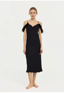Nuisette élégante en satin noir avec col bénitier et détails de plumes aux épaules