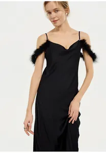 Nuisette noire élégante avec col bénitier et détails chics de bordure en plumes
