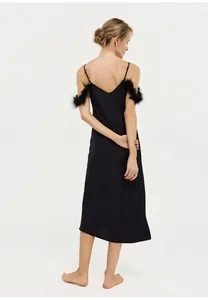 Vue arrière d'une nuisette noire avec des détails élégants en plumes aux bretelles