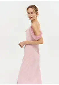 Vue latérale d'une nuisette en satin rose avec détails en fausse fourrure