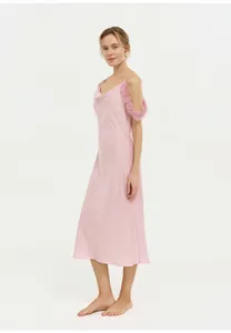 Vue détaillée d'une chemise de nuit en satin rose avec col bénitier et détails en fourrure.