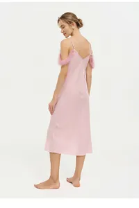 Vue arrière d'une élégante chemise de nuit en satin rose avec garniture en fausse fourrure
