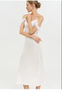 Nuisette élégante en satin blanc avec col bénitier et bretelles en fausse fourrure