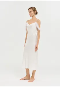 Élégante chemise de nuit en satin blanc avec col bénitier et bordure en fausse fourrure